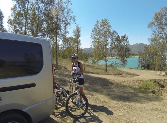 chica detras de una camioneta junto a unas bicicletas